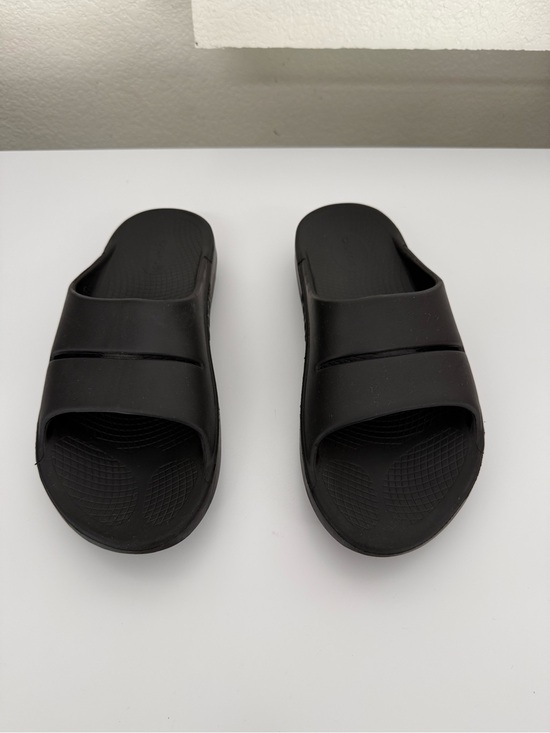 OOFOS Men\'s Black Recovery Slide Sandals main image 5